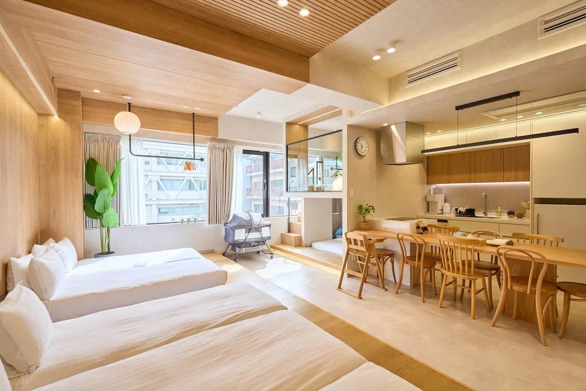 Bright STAY ARI apartment with a long family dining table